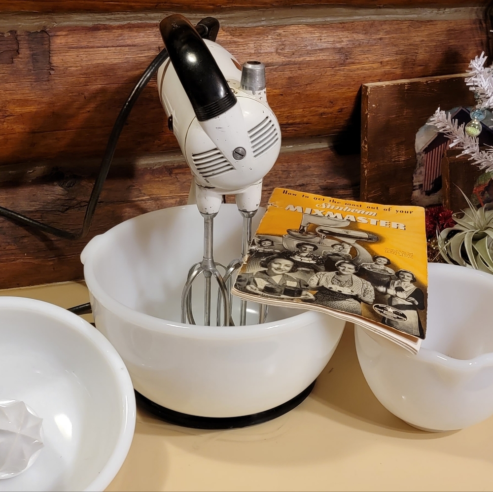 Antique Sunbeam mixmaster mixer 1941-48. Model 7B with bowls